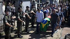 Vojáci p�ihlí�í poh�bu svého kolegy, který spolu s dal�ími dv�ma sty lidmi