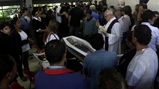Knz se v kostele Santa Rica se modlí za obti nedlního poáru v brazilském