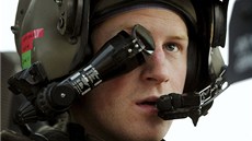 Britský princ Harry ve vrtulníku Apache pi své druhé misi v Afghánistánu 