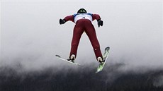 Ale� Vodse�álek ve svém skoku p�i závodu sdru�ená��