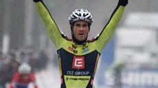 P�EKVAPIVÝ VÍT�Z. �eský cyklokrosa� Martin Bína se p�i pr�jezdu cílem závodu v