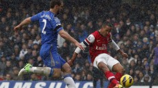 GÓL NADJE. The Walcott z Arsenalu (vpravo) sniuje proti Chelsea na 1:2.