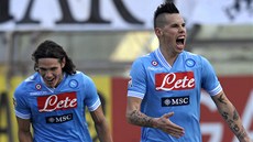 VEDEME! Edison Cavani (vlevo) a Marek Ham�ík se radují z gólu do sít� Parmy,