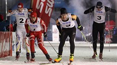 Exhibi�ní sprinterský závod v b�hu na ly�ích, který se jel pod um�lým