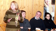 Pavlína Filipovská s dal�ími hosty v pardubické restauraci U Dvou zmijí (23.
