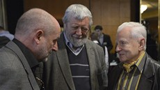 Bývalý místopedseda Zemanovy vlády Miroslav Grégr (vpravo) hovoí s bývalým