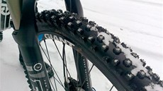 Na horském kole s kovovými hroty v pláštích cyklista sice ztratí rychlost, ale...