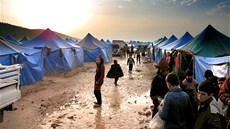 Uprchlický tábor s názvem Důstojnost. Je ještě v Sýrii, u hranice s Tureckem.