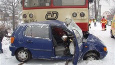 Motorák tla�il Volkswagen Polo n�kolik desítek metr�. (22. ledna 2013)