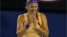 SLZY �T�STÍ. Viktoria Azarenková plá�e poté, co obhájila titul na Australian...