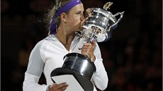 S TROFEJÍ. Viktoria Azarenková líbá vít�znou trofej na Australian Open.
