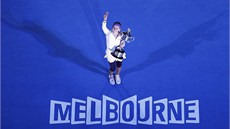 DVAKRÁT! Viktoria Azarenková s vítznou trofejí na Australian Open v Melbourne.