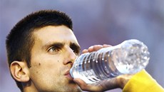 POZOR NA PITNÝ REIM. Novak Djokovi se oberstvuje ve finále Australian Open.