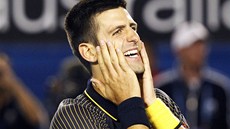 OPRAVDU JSEM ZVÍTZIL? Novak Djokovi jakoby svému triumfu v Melbourne nevil.