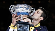ZASE T� MÁM! Novak Djokovi� líbá trofej pro vít�ze Australian Open.