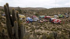 PŘED STARTEM. Automobily a kamiony čekají na start závěrečné etapy Rallye Dakar...