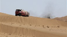 ČESKÝ LESK V POUŠTI. Aleš Loprais s kamionem tatra při Rallye Dakar 2013.