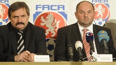 Předseda fotbalové asociace Miroslav Pelta (vpravo) a Václav Kučera, náměstek