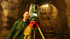 Pracovníci geodetické společnosti vzali přístroje do jihlavských katakomb a