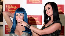 Katy Perry je se svou figurínou spokojená.