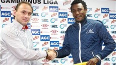 Francis Litsingi (vpravo) p�ebírá teplický dres od sportovního mana�era Pavla