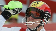 VÍT�ZNÉ GESTO. Marcel Hirscher po slalomu v Kitzbühelu.