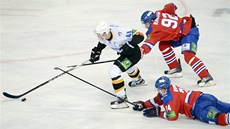 UJEDE? Jevgenij Ketov z �erepovce (vlevo) uniká Jakubovi Nakládalovi (vpravo