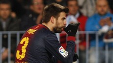 Barcelonský fotbalista Gerard Piqué slaví gól a gestem posílá vzkaz do