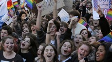 Nedlní demonstrace na podporu homosexuálních satk a adopcí