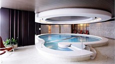 Hotelový bazén má průměr 11 metrů.