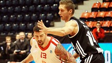 Nymburský basketbalista Radoslav Raník  (vlevo) v utkání s Rigou.