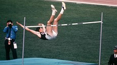 Legendární výškař  Dick Fosbury při olympijském závodě v Mexico City v roce