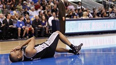 Zran�ný Tony Parker ze San Antonia v zápase s Dallasem.