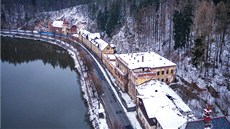 Chátrající budovy bývalých lázní v Kyselce.