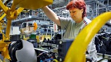 Výroba aut v trnavském závod automobilky PSA Peugeot Citroën Slovakia.