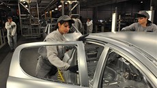 Výroba aut v trnavském závod� automobilky PSA Peugeot Citroën Slovakia.