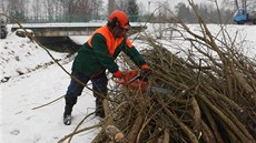 Pracovníci Povodí Moravy pokra�ují v t�chto dnech v �i�t�ní b�eh� a koryta �eky