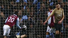 Christian Benteke z Aston Villy skóroval v semifinále anglického Ligového
