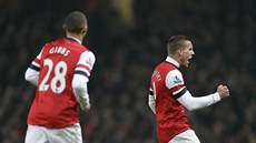 Lukas Podolski (vpravo) z Arsenalu se raduje z gólu proti West Hamu.