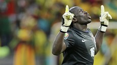 Zambijský gólman Kennedy Mweene slaví sv�j gól proti Nigérii.
