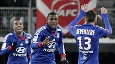 Fotbalisté Lyonu se radují z gólu Gueidy Fofany (uprostřed).