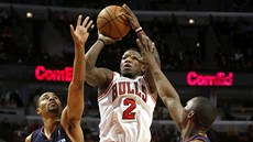 Nate Robinson (2) z Chicaga zakonuje na ko Charlotte, brání ho Ramon Sessions