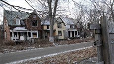 Podél ulice ve �tvrti East Side jsou vid�t prázdné a zni�ené domy.
