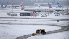 Sníh ochromil provoz i na nkterých britských letitích. Na snímku letit v...