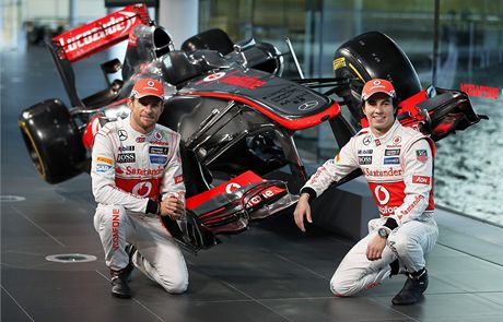 Jenson Button (vlevo) a Sergio Pérez pózují pi pedstavení monopostu MP4-28.