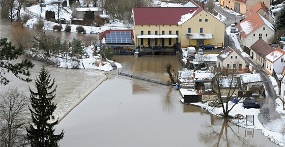 Tající sníh a dét zdvihly té hladinu Lunice v Bechyni (31. ledna 2013)