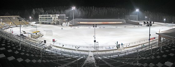 Celkový pohled na osvtlenou Vysoina Arenu. Na tribuny stadionu se vejde 18...