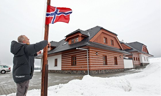 Majitel penzionu ve Vlachovicích Roman Haník vyvuje norskou vlajku. Práv