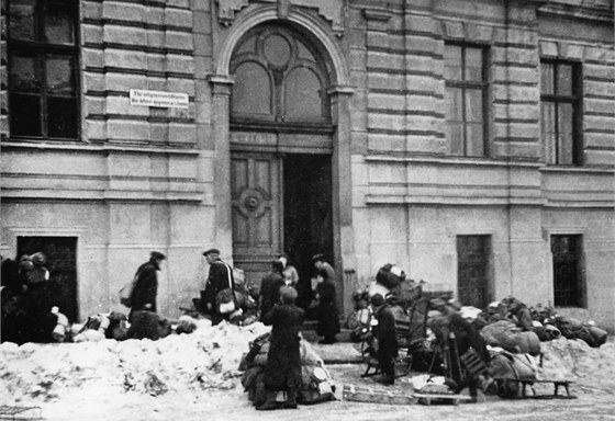 idé piváející svá zavazadla k budov reálného gymnázia v Uherském Brod.