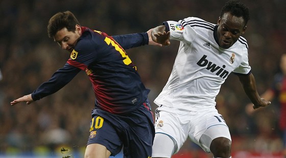 Lionel Messi (vlevo) z Barcelony bojuje o mí s Michaelem Essienem z Realu